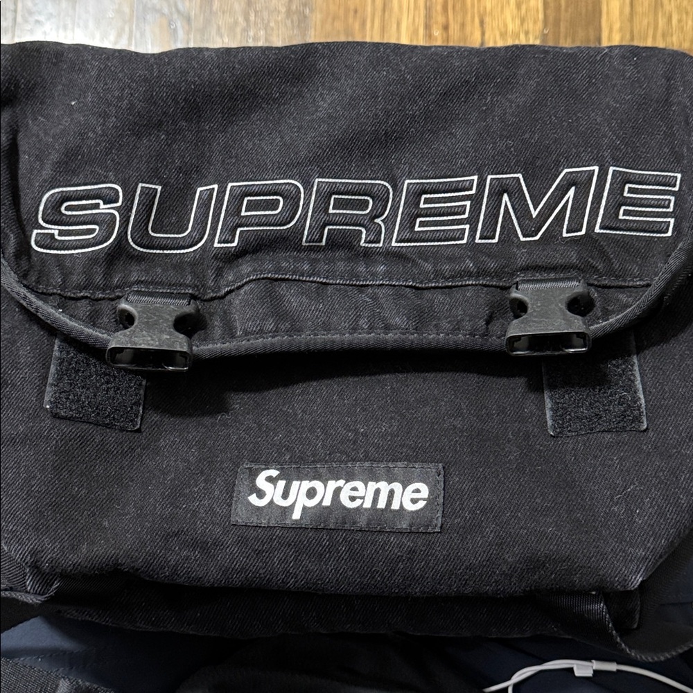 Lightly USED Supreme Denim Messenger Bag Black FW25 in excellent condition - Picture 4 of 4